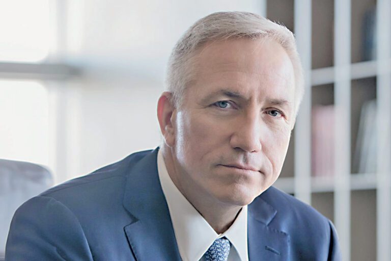 Michael Tsamaz, şef pentru mai mult de un deceniu al grupului elen OTE – acţionarul majoritar al Romtelecom şi Cosmote (Telekom), a primit la plecarea din companie în 2024 pe lângă pachetul salarial de 2,8 mil. euro şi un bonus de 3,4 mil. euro
