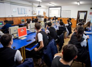 Noi resurse despre siguranța în AI, pentru profesorii și elevii din România, prin programul Experience AI