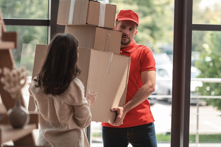 Surse din piaţa e-commerce: „Giganţii din China se vor folosi de excepţia lăsată de Finanţe la plata taxei de 25 de lei pentru coletele vămuite direct în România şi nimeni nu va mai plăti de fapt taxa. Deja din iulie jucătorii din China au mutat masiv ruta coletelor din Budapesta spre Oradea. Nu s-a rezolvat nimic”