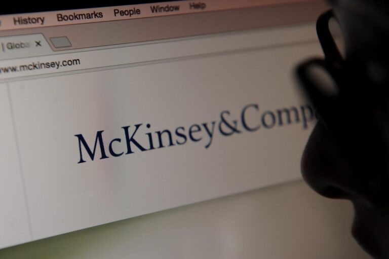 Inteligenţa artificială loveşte în companiile de consultanţă. Pentru McKinsey, este o chestiune de viaţă şi de moarte