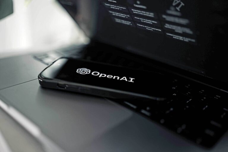 Este oficial. OpenAI lansează GPT-5, un barometru pentru a determina dacă entuziasmul faţă de AI este justificat sau nu. „Este ca şi cum ai vorbi cu un expert – un expert legitim cu doctorat în orice domeniu, în orice domeniu ai nevoie, la cerere”