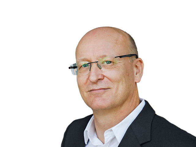 Cum relansăm economia? Guenter Krasser, şeful Infineon România, cu 600 de ingineri specialişti în semiconductori angajaţi în România: Angajaţii noştri au confortul că lucrează la ceva ce nu poate fi mutat uşor. Noi să ne „construim“ singuri forţa de muncă. Căutăm ingineri
