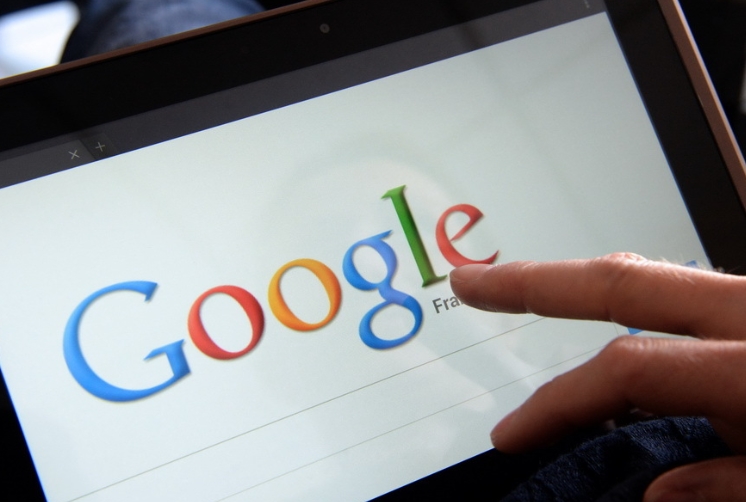Google clarifică limitele de utilizare pentru asistentul său AI Gemini: Utilizatorii versiunii gratuite pot adresa 5 solicitări pe zi, în timp ce abonaţii ajung la 100 sau 500