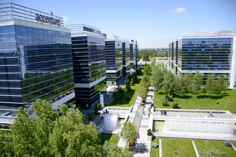 Gigant IT declanșează concedieri și amenință angajații rămași că urmează la rând dacă nu se recalifică pentru AI