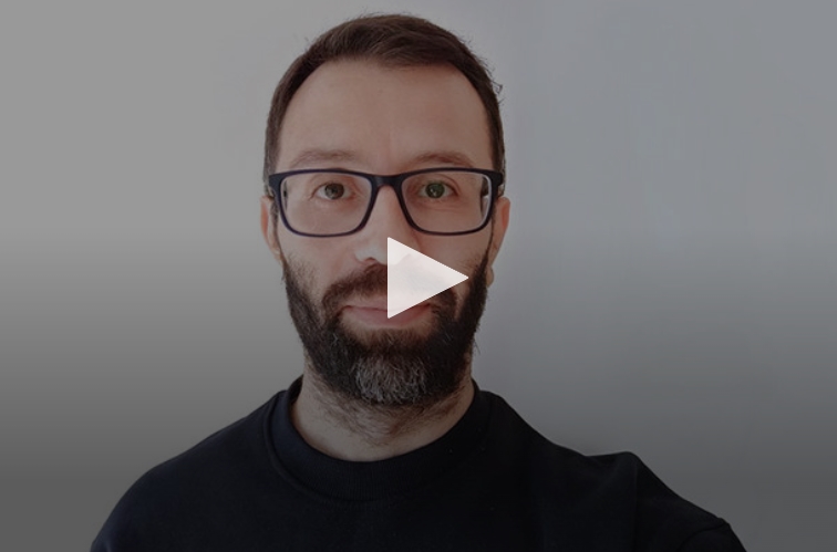 Alexandru Voica, head of communications la unicornul britanic de avataruri video AI Synthesia: România are două avantaje strategice în cursa AI – un sistem de educaţie care încă produce elite globale şi potenţial în energie pentru a construi centre de date