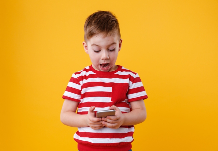 Specialiștii recomandă eliminarea totală a telefoanelor, laptopurilor și altor ecrane din viața copiilor sub 3 ani