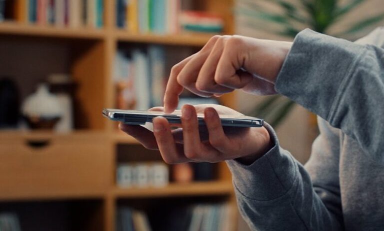 Circle to Search îți permite de acum să derulezi conținutul ecranului pentru a obține și mai multe informații