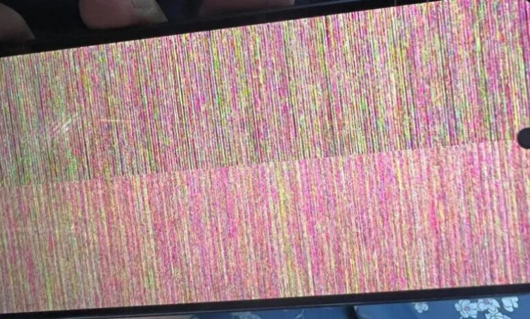 Tot mai mulți utilizatori Pixel 10 reclamă probleme cu ecranul. Google investighează