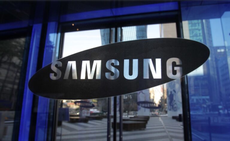 Samsung se pregăteşte să lanseze primul smartphone care se pliază în trei