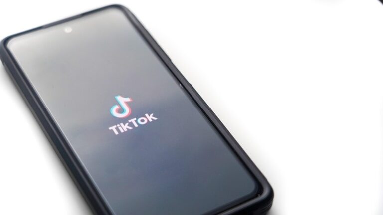 Donald Trump semnează pentru vânzarea TikTok către investitori americani