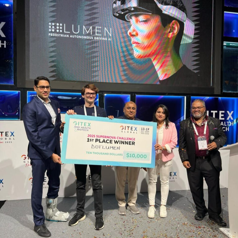 Start-up-ul românesc dotlumen câştigă marele premiu la GITEX Global în Dubai pentru ochelarii inteligenţi destinaţi nevăzătorilor