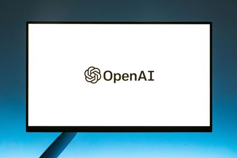 Primul dispozitiv dezvoltat de OpenAI ar putea întârzia. Sunt probleme legate de vocea şi de ”manierele” asistentului AI