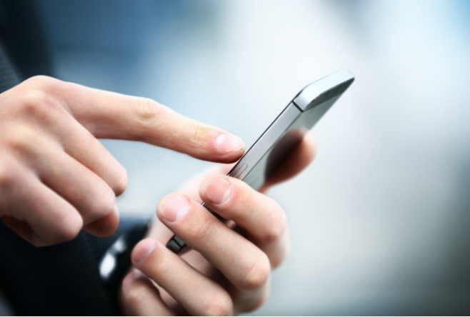 Banca Transilvania include în aplicaţia BT Pay funcţionalităţile RoPay şi RoPay Alias, prin care clienţii pot face transferuri instant prin cod QR şi număr de telefon