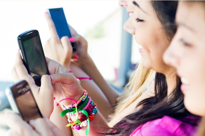 Danemarca vrea să interzică accesul la reţelele de socializare pentru cei cu vârste de sub 15 ani pentru că „telefoanele fură copilăria“