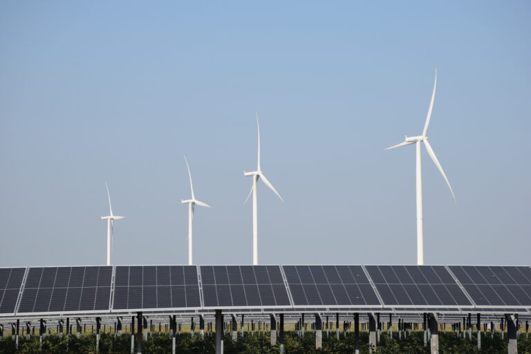 Coloşii tech americani intră în hora investiţiilor verzi în Europa, inclusiv în România