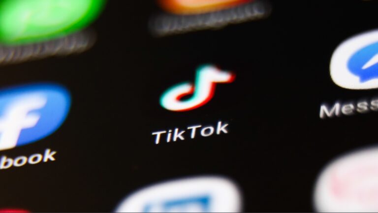 Meta, TikTok și restul platformelor sociale vor răspunde direct pentru fraudele comise pe platformele administrate