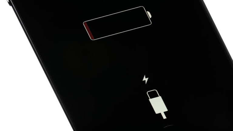 Telefoanele mobile, interzise la îmbarcarea în avion dacă nu sunt pornite