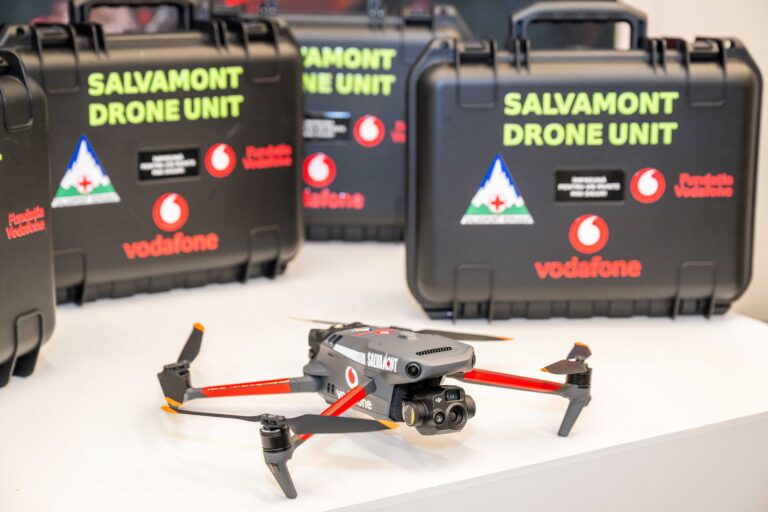 Vodafone donează echipamente de 150.000 de euro către Salvamont – fiecare serviciu judeţean primeşte drone cu AI şi termoviziune