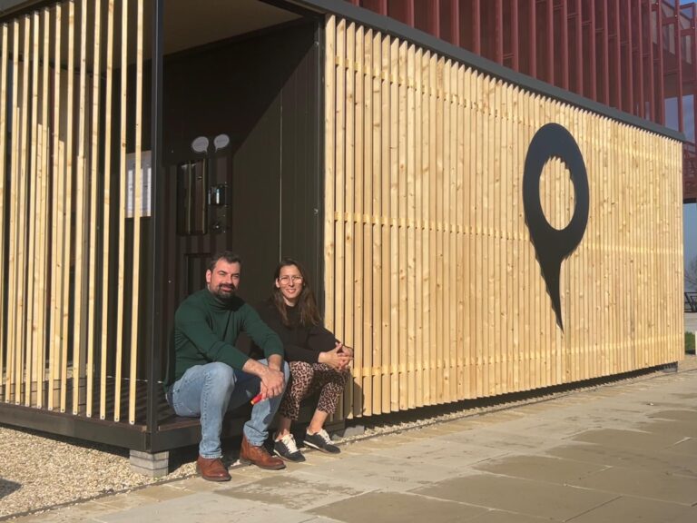 Start-up-ul braşovean SQB Robotics inaugurează primul magazin autonom într-un proiect rezidenţial de lângă Bucureşti. Unitatea funcţionează 24/7 cu un braţ robotic