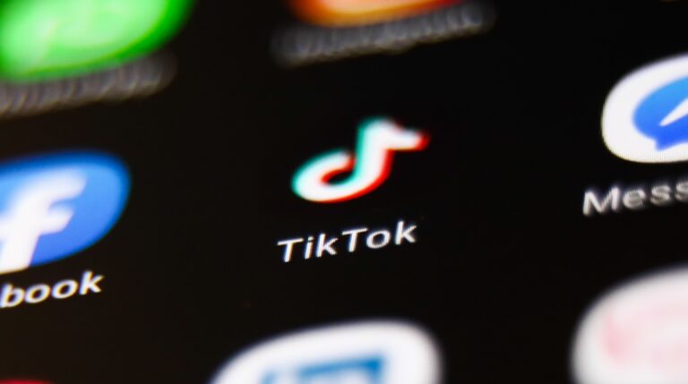 Meta, TikTok și restul platformelor sociale vor răspunde direct pentru fraudele comise pe platformele administrate