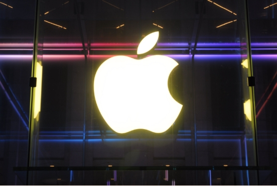 Apple semnează un acord strategic cu Google pentru a integra modelele Gemini în Siri. Mişcarea vine pe fondul presiunii investitorilor pentru livrarea funcţiilor AI