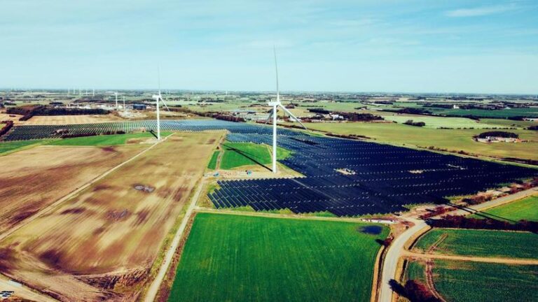 Eurowind Energy România pregăteşte primul său proiect hibrid eolian–fotovoltaic în judeţul Constanţa, cu o capacitate totală de 49,6 MW. Investiţia este estimată la aproximativ 65 de milioane de euro