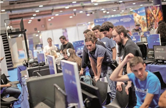 Tot mai multe voci din IT anunţă un nou an cu turbulenţe pentru industria din România: „Ce a fost în ultimii ani în IT nu va mai fi. Restructurările vor continua, dar cei foarte buni rămân căutaţi“. România a pierdut avantajul de cost: „Suntem comparabili cu Italia, Spania, Portugalia“, multe proiecte „migrează spre India”