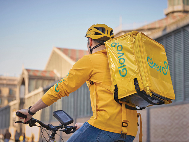 Glovo Italia, pusă sub supraveghere judiciară pentru “exploatarea” a 40.000 de curieri. Procurorii italieni: modelul organizaţional al Glovo este „inapt să garanteze că nu se produc situaţii de exploatare gravă”. „Verificările indică o situaţie de veritabilă exploatare a forţei de muncă, perpetuată de ani de zile”