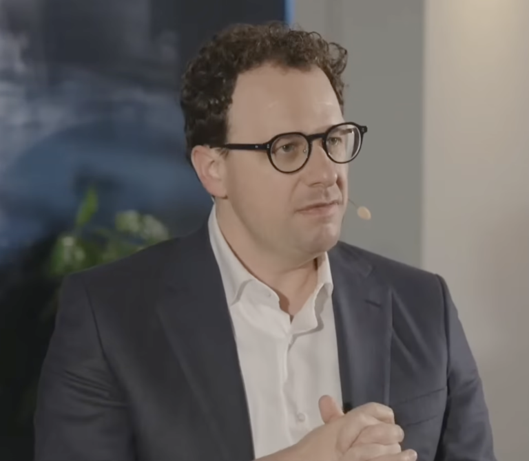 Anthropic, compania din spatele asistentului AI Claude, a obţinut 30 de miliarde de dolari într-o rundă Series G. Evaluarea a ajuns la 380 de miliarde de dolari, a doua cea mai mare din istoria startup-urilor, şi este dublă faţă de anul trecut