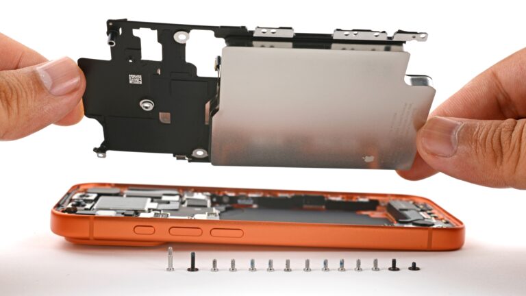 Utilizatorii iPhone 17 Pro Max,  jecmăniți de Apple? Înlocuirea acumulatorului, taxată cu de zece ori prețul piesei de schimb