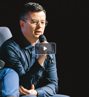 Ionuţ Stanimir, chief brand officer al BCR. Avertisment pentru fondatori: lumea de acum 5-7 ani nu mai există, s-a dus. Acum şi giganţii din audit şi consultanţă ne propun soluţii noi, iar AI-ul a dat startul dezvoltării unui nou val de soluţii de către echipele interne din corporaţii