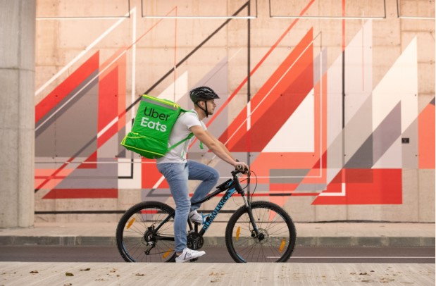 Uber Eats a decis să atace din nou piaţa din România, la şase ani după ce a ieşit. Lupta pe livrări se reaprinde într-un peisaj dominat de Glovo, Bolt Food şi Wolt
