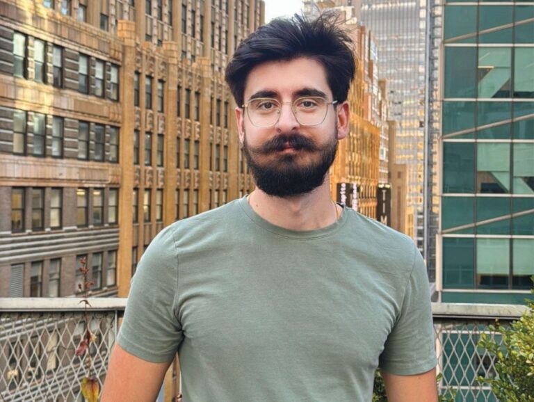 Vlad Cazacu a plecat în SUA la 18 ani şi la început a lucrat la Starbucks, iar acum a lansat Flowlie Technologies, un start-up care optimizează productivitatea şi fundraisingul fondatorilor, iar la ultima rundă de finanţare a ajuns la o evaluare de 15 mil. de dolari. Jumătate din echipă lucrează din New York iar în rest avem oameni în Miami, Brazilia, România, Danemarca şi Filipine