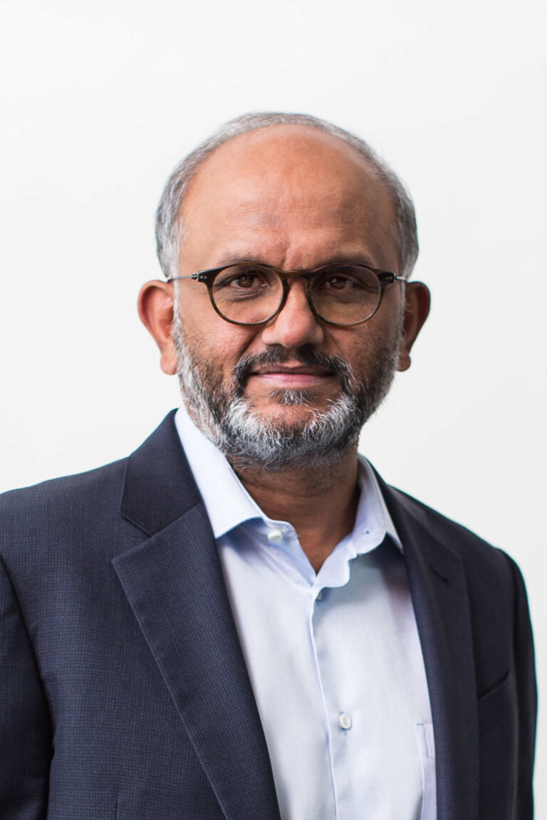 Shantanu Narayen pleacă de la conducerea Adobe după 18 ani, în plină schimbare generată de inteligenţa artificială. Acţiunile au scăzut cu 7% în tranzacţiile after-hours, deşi compania a raportat rezultate trimestriale record. Narayen: „Următoarea eră a creativităţii se scrie chiar acum – modelată de AI şi de forme de expresie cu totul noi”